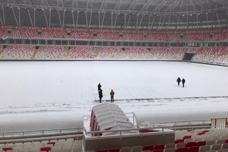 Sivasspor-Antalyaspor maçı öncesinde stat zemini karla kaplı
