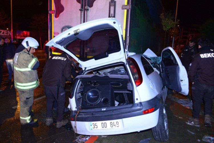 Otomobil, park halindeki TIR'ın altına girdi: 3 yaralı