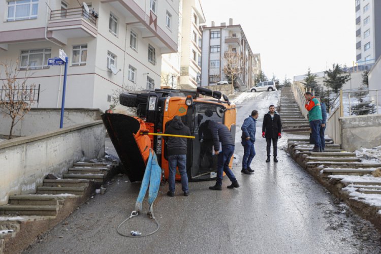 Ankara'da kar küreme ve tuzlama aracı devrildi: 1 yaralı
