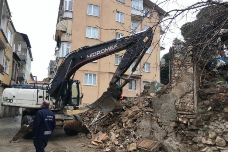 Bursa Gemlik Belediyesi'nden metrûk bina temizliği