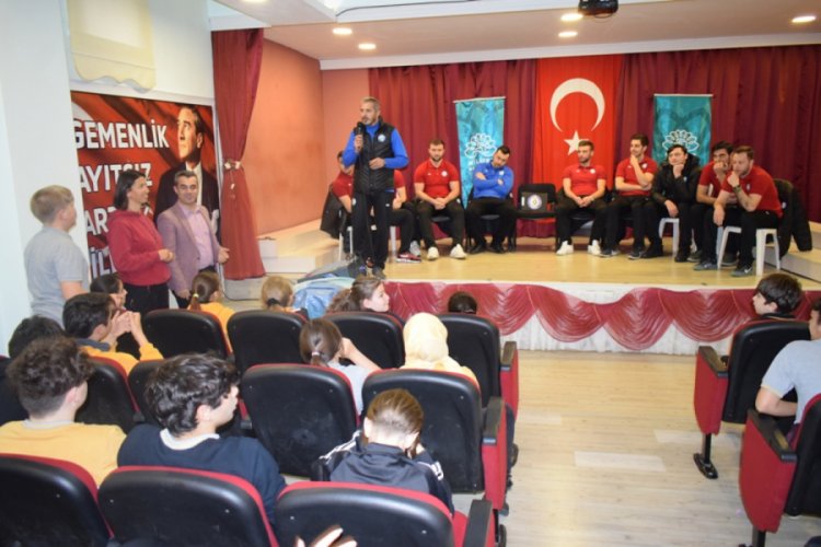 Bursa'da hentbolculardan öğrencilere tavsiyeler