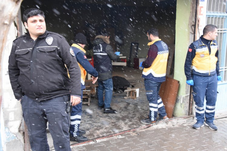Mobilyacı iş yerinde öldürüldü