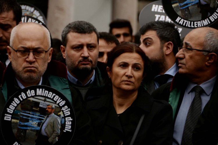 Türkan Elçi eşinin mezarını ziyaret etti