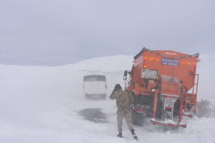 Karda mahsur kalanları jandarma kurtardı