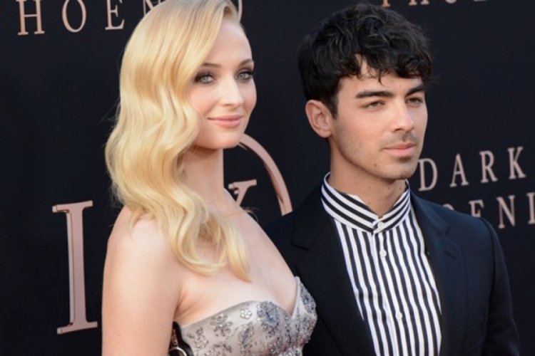 Sophie Turner anne oluyor