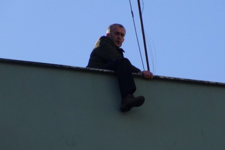 Çatıya çıkan şahıs intihardan vazgeçirildi