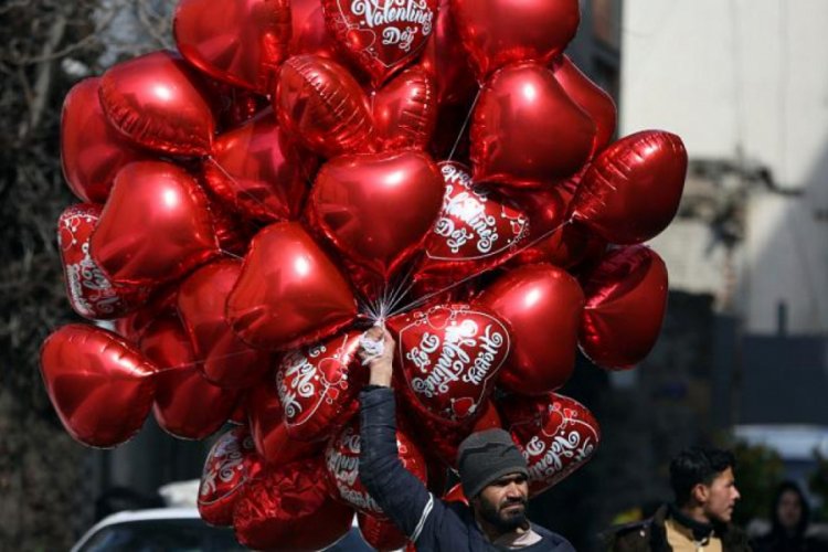 Bir dönem 'haram' sayılıyordu... Suudi Arabistan'da Sevgililer Günü hazırlığı
