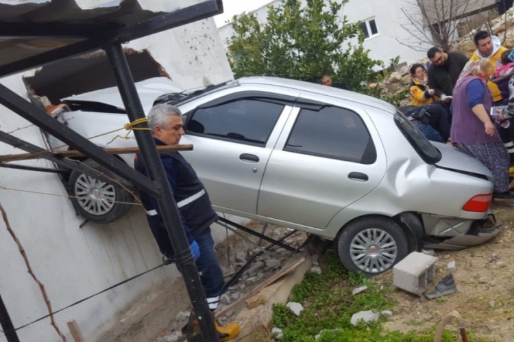 Kontrolden çıkan otomobil, eve çarptı