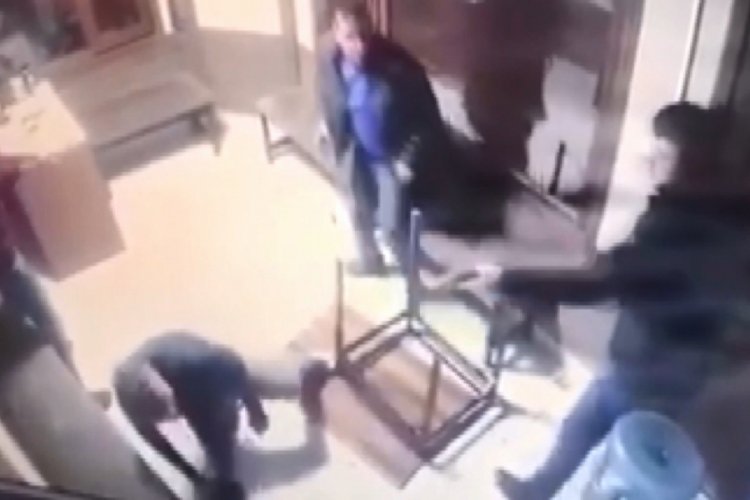 Silahlı saldırgan taksi durağını bastı