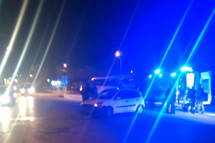 Bursa'da motosiklet otomobile çarptı: 1 yaralı