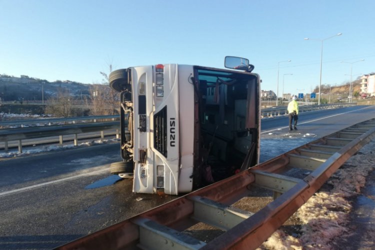 İşçi servis midibüsü devrildi: 12 yaralı