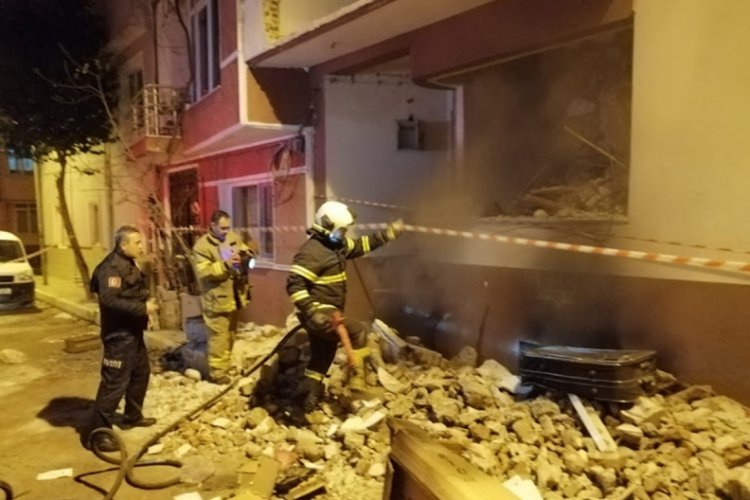 Yıkılan binada yangın çıktı
