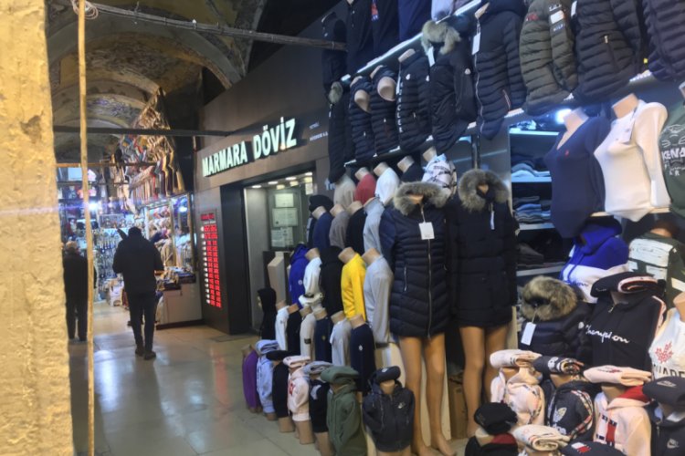Kapalıçarşı'daki birçok dükkan vitrin ve tabelalarıyla tarihin üzerini örtüyor
