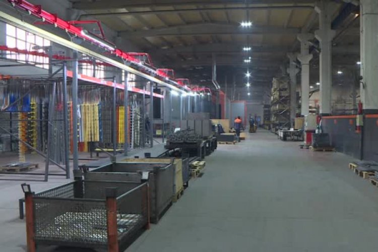 Bursa'da sanayici çiftin fabrikasında üretilen raflar 74 ülkede kullanılıyor