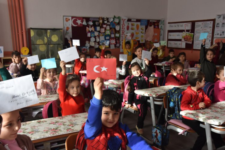 Bursa'da ilkokul öğrencileri, Suriye'de ve sınırda görev yapan askerlere mektup gönderdi