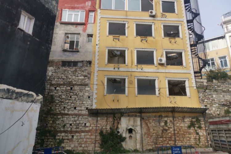 Tarih üzerindeki otel ve pansiyonun yıkımı devam ediyor