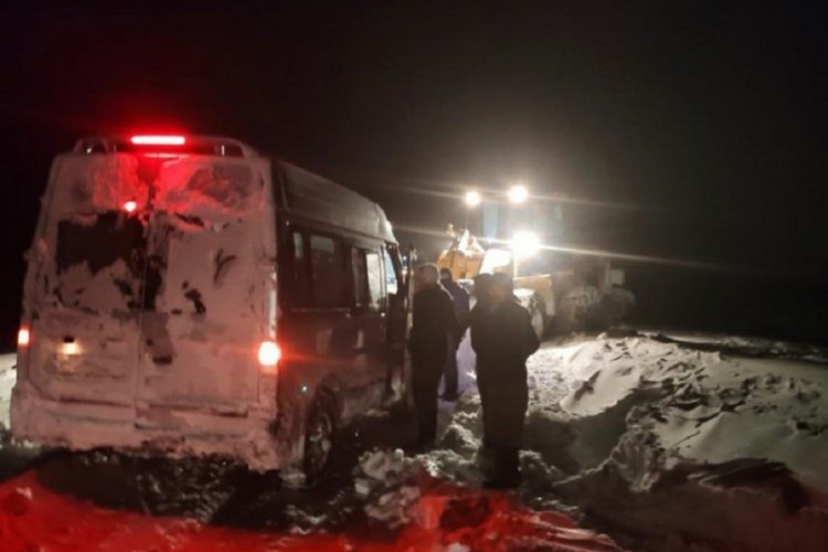 Yolda mahsur kalan vatandaşları belediye kurtardı