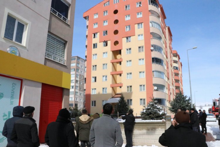 Kendini kesip intihara kalkıştı