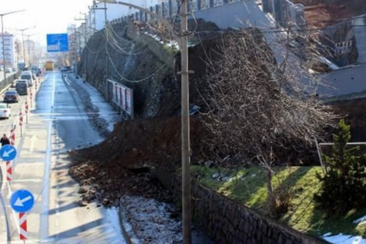 Trabzon'da istinat duvarı çöktü