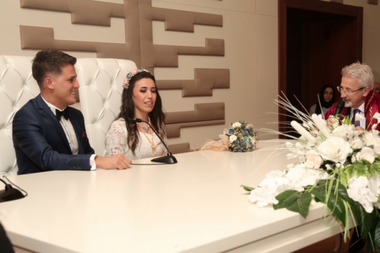 Bursa'da sevgililerin nikahını Başkan Erdem kıydı