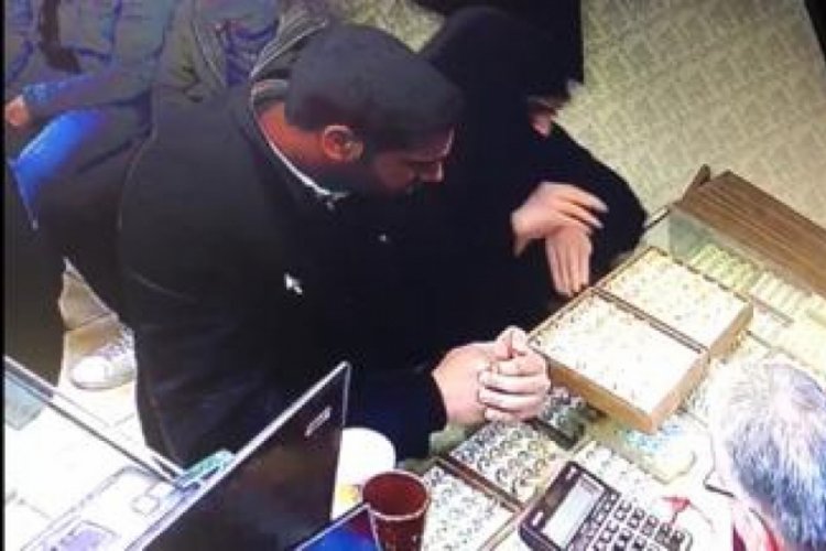 Hediye alma bahanesiyle 5 bin TL'lik yüzük çaldılar