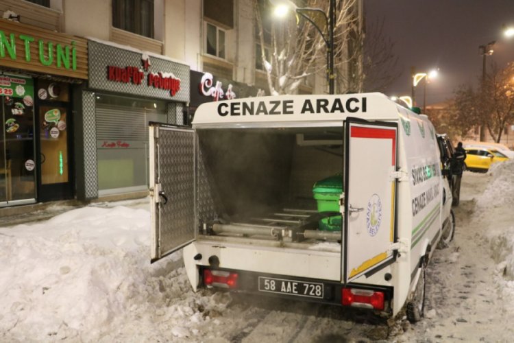 Komşuları tarafından evinde ölü bulundu