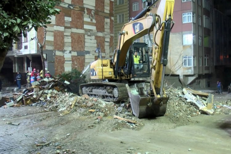 Çöken binada enkaz kaldırma çalışmaları sürüyor
