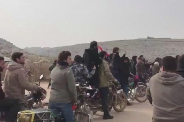 Binlerce Suriyeliden Türk askerine destek
