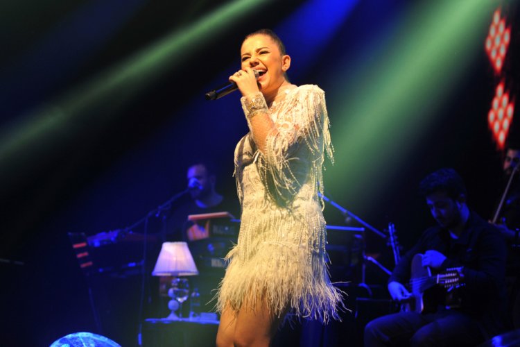 Merve Özbey, Sevgililer Günü'nde Bursa'da sahne aldı