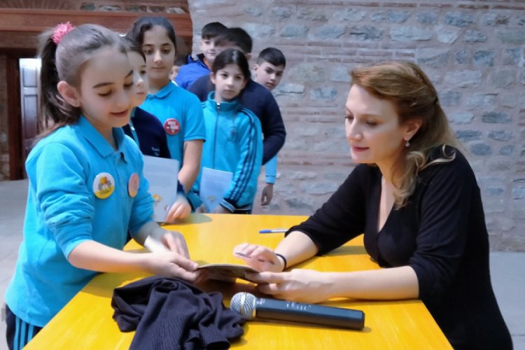 Bursa'da minik okurların yazar buluşması
