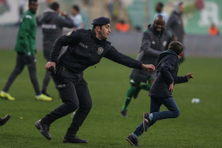 Bursaspor maçında sahaya giren küçük taraftarı futbolcu Traore yakaladı