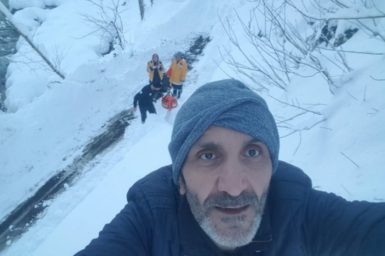 Hastayı karlı kaplı yolda sedye ile taşıdılar