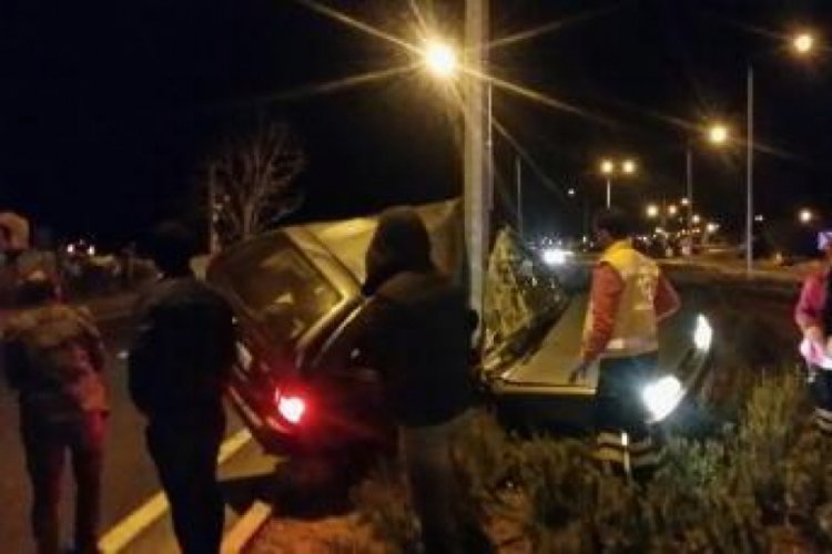 Aydınlatma direğine çarpan sürücü hayatını kaybetti