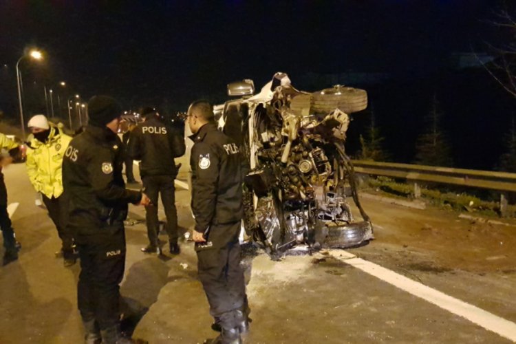 Düğünden dönen aileyi taşıyan minibüs devrildi: 10 yaralı