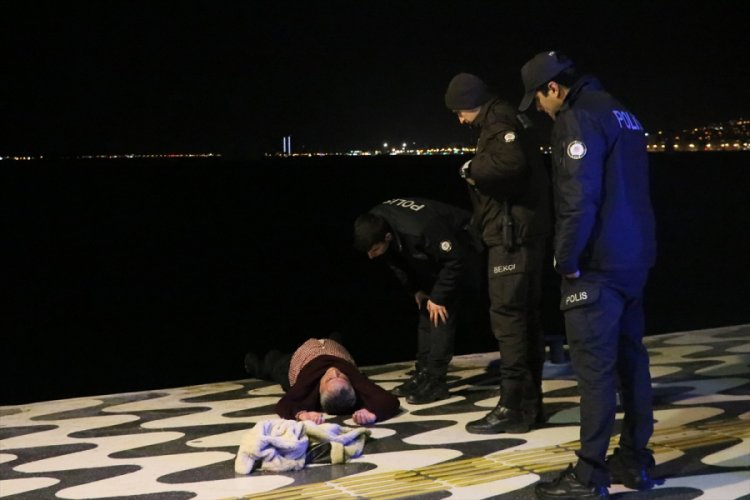 Denize düşen adamı polis kurtardı