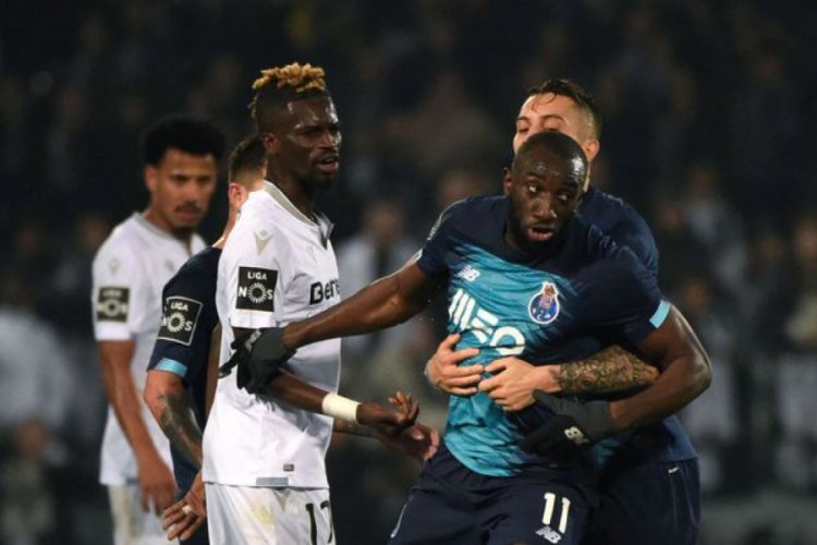 Irkçılığa tepki gösteren futbolcu sahayı terk etti