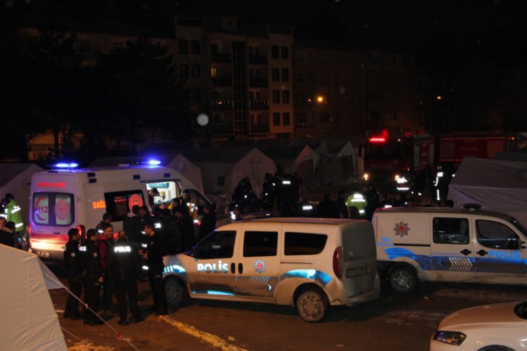 Çadır kentte yangın çıktı, 8 kişi dumandan etkilendi