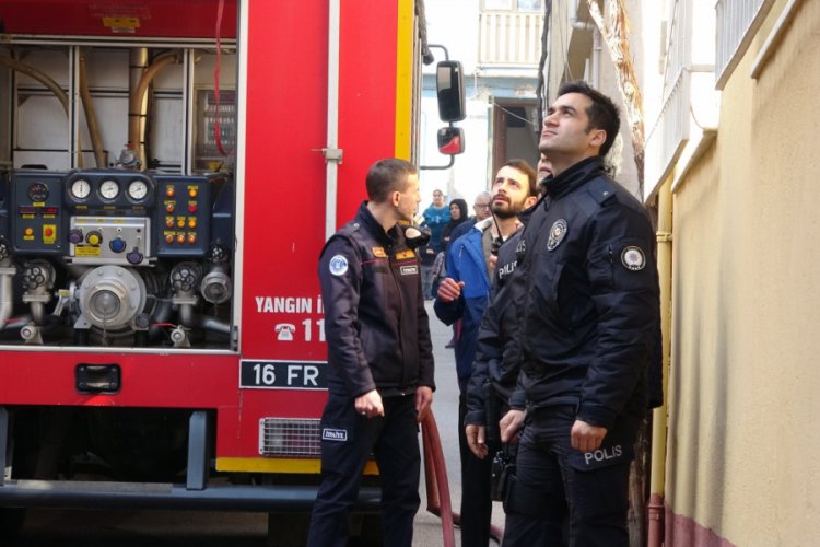 Bursa'da 4 katlı müstakil binanın çatı katında yangın çıktı