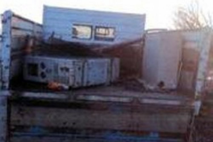 Çaldığı malzemeleri kamyonete yüklerken yakalandı