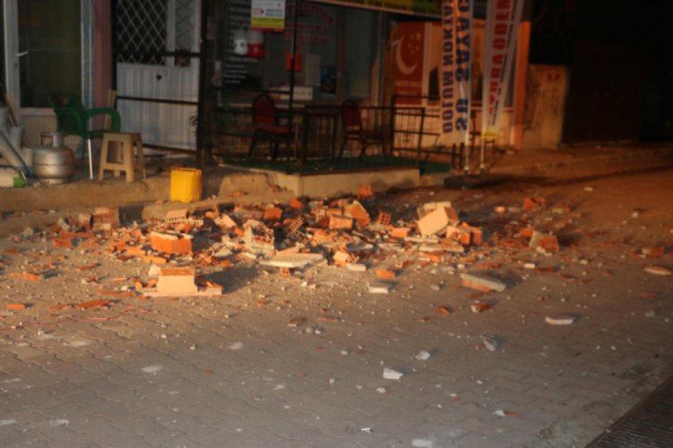 Deprem sonrasında eve giremeyen vatandaşlar tedirgin