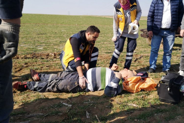 Bursa'da tarla sürerken düşen çiftçinin üzerinden geçen traktör 1 kilometre gidip direğe çarptı