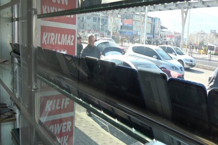 Bursa'da saniyeler içinde cep telefonlarını böyle çaldı