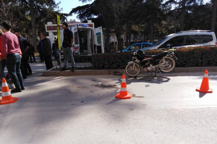 Yayalara motosiklet çarptı