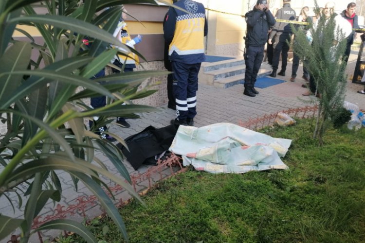 7'nci katın balkonundan düştü!