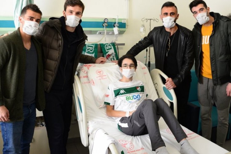 Bursasporlu futbolculardan lösemi tedavisi gören minik taraftara ziyaret