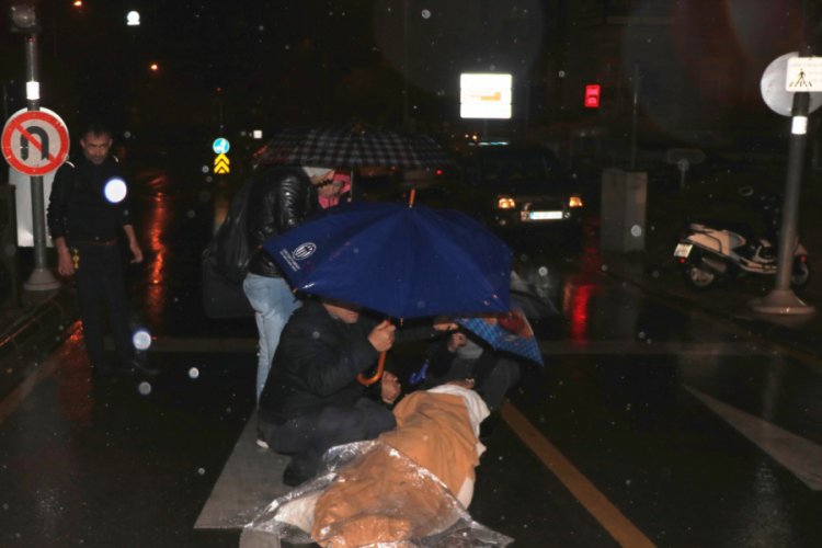 Motosikletten düşen kadına vatandaşlar seferber oldu