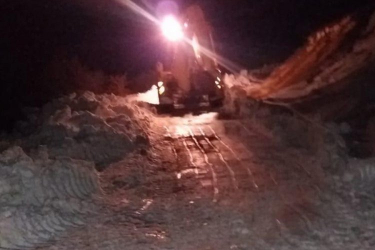 Traktörüyle kara saplanan kişi donmaktan kurtarıldı