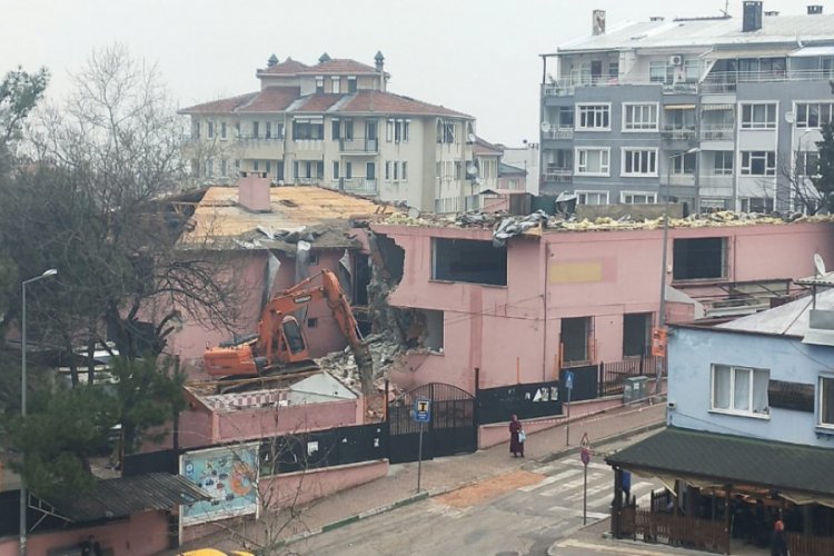 Bursa'da yarım asırlık okul depreme dayanıksız olduğu için yıkılıyor