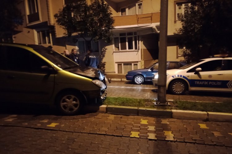 Bursa'da alkollü sürücü telefonuna bakınca kaza yaptı