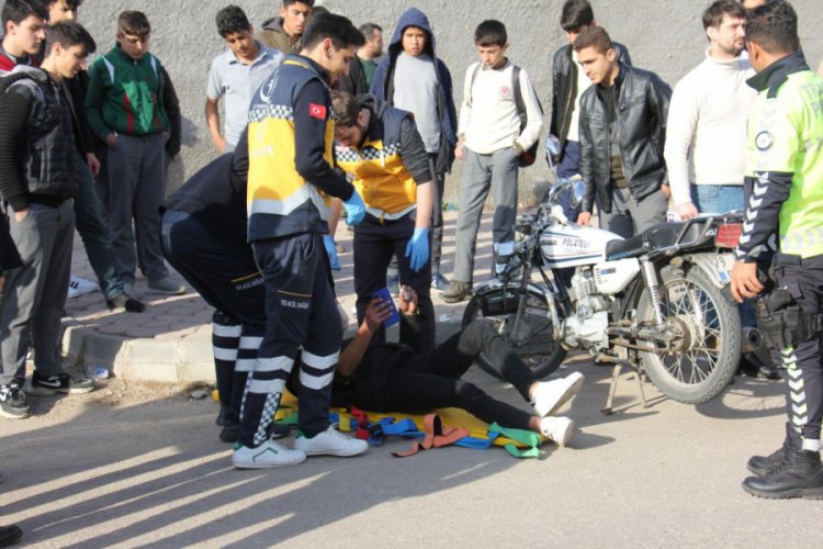 Motosiklet ile hafif ticari araç çarpıştı